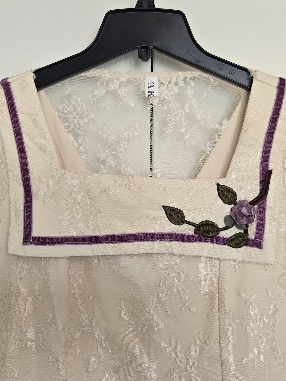 Elegant Cream Lace Midi Dress with Square Neck - Picture 5 of 7